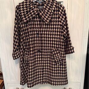 Class redefined is this jacket! Houndstooth gold & black…beautiful detail!!
